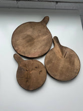 Load image into Gallery viewer, Round board with handle