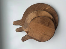 Load image into Gallery viewer, Round board with handle